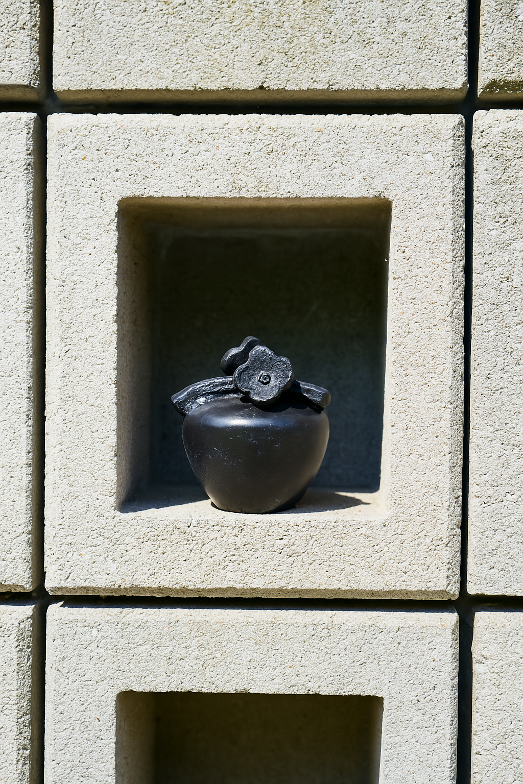 Urne pot avec fleur - Couleur noir antique